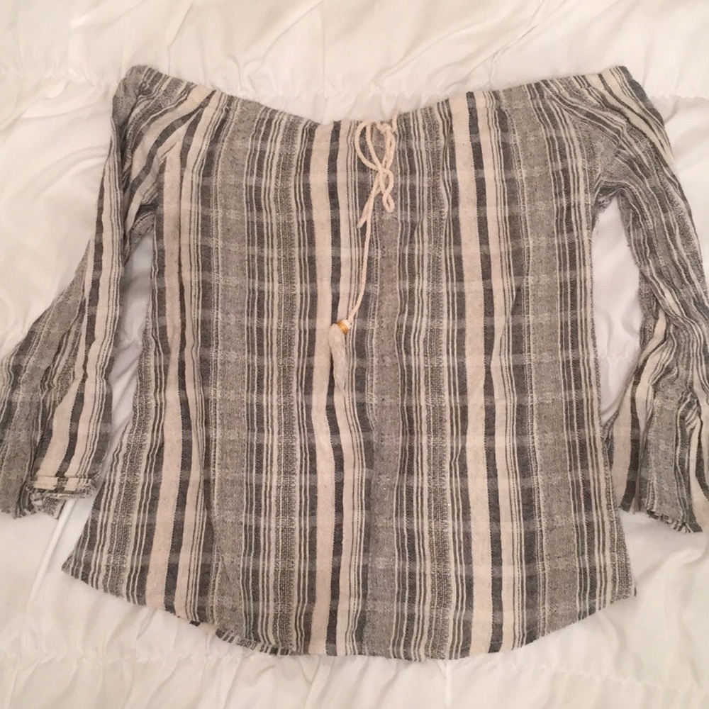 ⭐️Jella C. Off the shoulder bell sleeve top